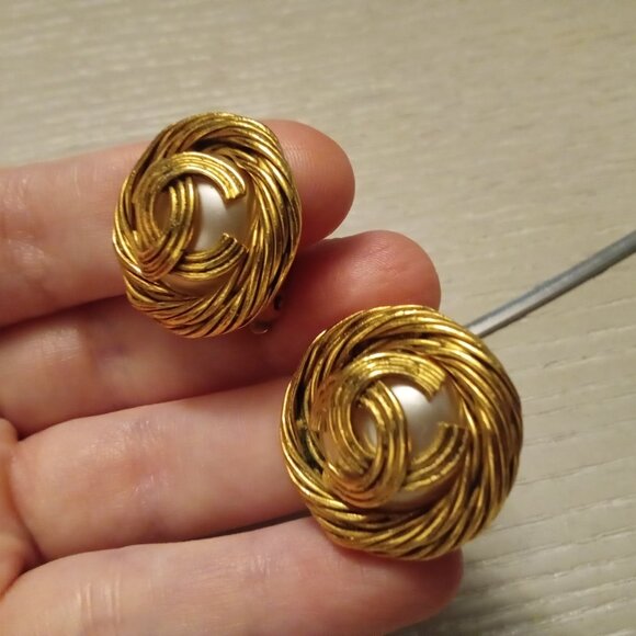 Chanel Vintage Interlocking CC Faux-Pearl Gold Clip On Earrings - Picture 8 of 17